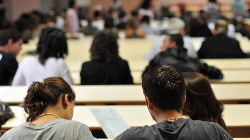 etudiants_dans_un_auditoire_makomami